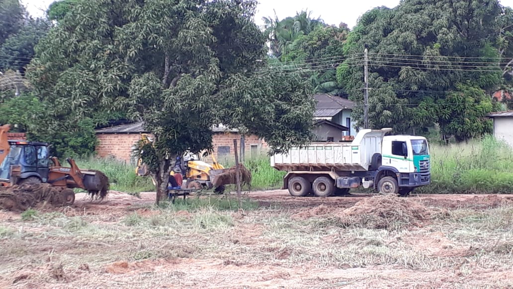 Prefeitura realiza ação de limpeza nos bairros.
